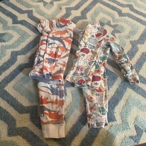 2 pajamas sets